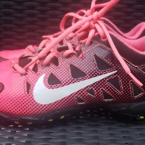 Nike Girls cleats SZ 4Y Hyperdiamond Pink & Black